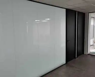 Mamparas de oficina en cristal opaco y puerta de melamina de suelo a techo