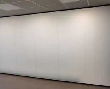 Mampara de oficina en cristal laminar opaco, con puerta de melamina altura de suelo a techo.