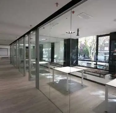 Mamparas divisorias para oficinas en cristal laminado de 5+5 mm. con puerta en vidrio templado de 10 mm.