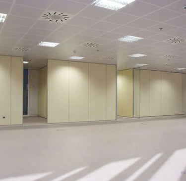 Mampara de oficina doble en melamina color Arce y puerta con montante color gris.