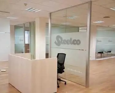 Divisorias para oficinas en cristal laminar de 5+5 mm. con lámina de vinilo exclusivo