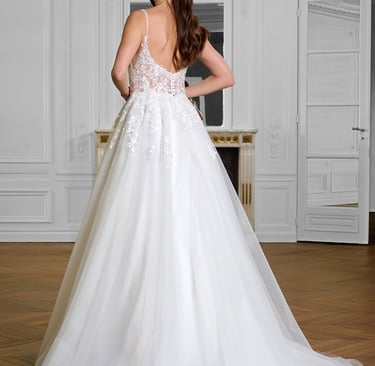 mariée avec une robe dos dégagé