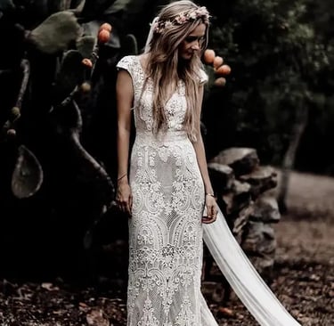 femme portant une robe de mariée Anaïs Designs Paris dans un champs