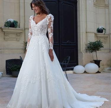 femme porte une robe blanche de mariage