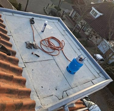 Dak reparaties en witte bitumen dakbedekking