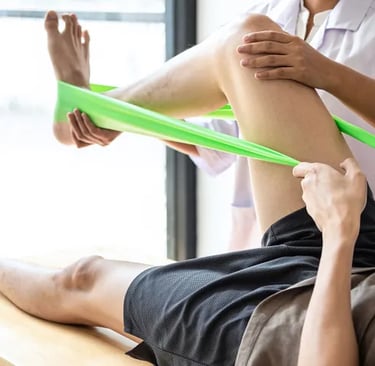Profissional orienta paciente em exercício de fisioterapia com faixa elástica.