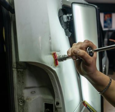 Image d'une voiture avec une bosse et après un passage chez eleganza auto elle est comme neuve