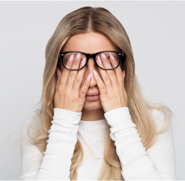 femme les mains sur les yeux