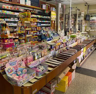 Bancone con riviste e prodotti di Edicola Tabaccheria Donzelli Gabry Certaldo