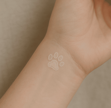 tatuaje con tinta blanca de diseño delicado y minimalista
