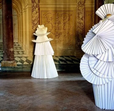 tre biti fatti di carta come se fossero degli origami