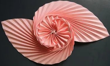 Origami artistico rosa su sfondo grigio 