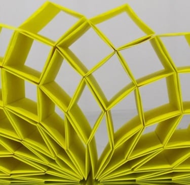 Origami modulare estetico giallo su sfondo grigio