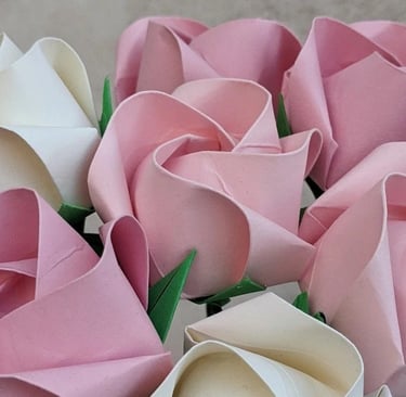 Origami di un mazzo di rose fatto con la carta