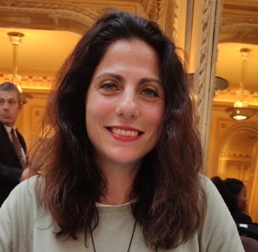 Photo portrait de Konstantina Malhatriti guide confériencère à Paris
