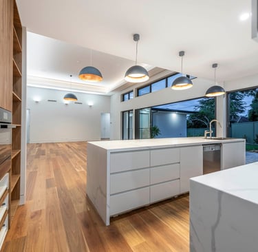 Nowoczesna kuchnia z AGD zabudowanym w meblach z funkcjonalną wyspą