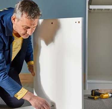 Stolarz składa korpus szafki