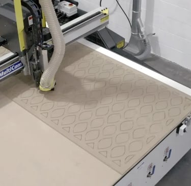 Mężczyzna obsługuje maszynę CNC