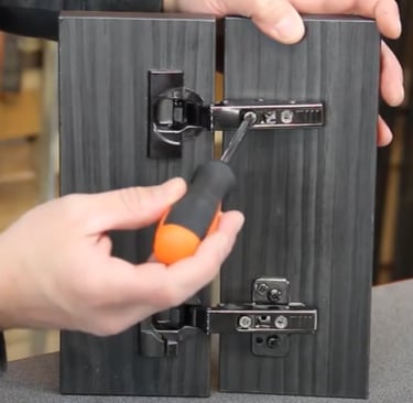 Stolarz montuje zawias puszkowy