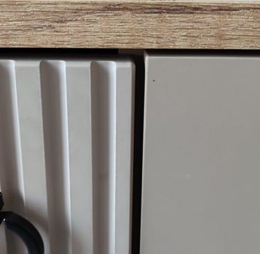 Źle wyregulowane fronty szafki dolnej. Nierówne szczeliny miedzy frontami