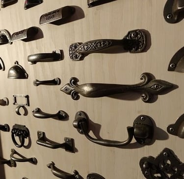 Uchwyty meblowe w stylu retro wykonane z mosiądzu. Wisza na ścianie wiszą  w różnych kształtach. Muszle, gałki , relingi