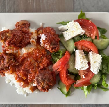 Pfefferminzöl-Soutsoukakia mit Reis und frischem Salat