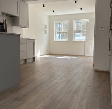 A wood effect LVT plank in a kitchen