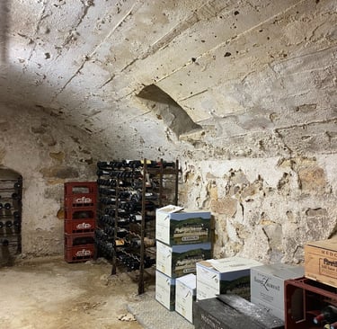 Cave en calcaire : température constante et humidité idéale pour conserver vin et champagne.