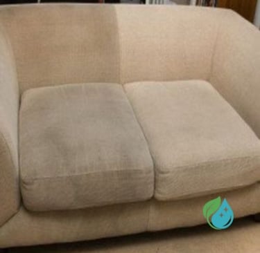 Canapé beige, noirci avec le temps, qui à été nettoyer à moitié pour montrer l'impact d'un nettoyage par NetT
