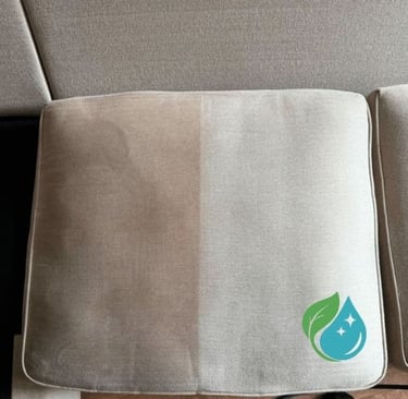 Coussin de canapé beige, ou l'on voit qu'il à été nettoyer à moitié car à gauche il est beige noirci et à droite beige normal