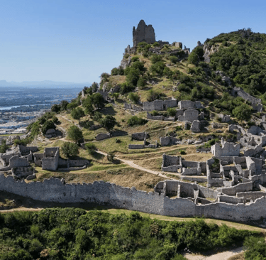 Conciergerie Airbnb Valence – Château de Crussol vue sur la Drôme