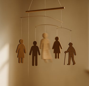 Holz-Mobile mit Figuren als Symbol für systemische Familienberatung – jede Bewegung beeinflusst das