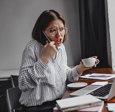 empresária workaholic falando ao telefone