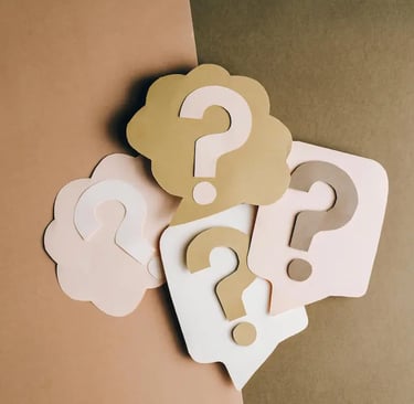 Pontos de interrogação. Como escolher entre Psicóloga TCC e Psiquiatra para tratamento da ansiedade