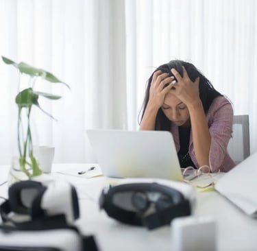 mulher sobrecarregada diante do computador no trabalho