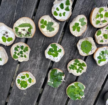 Von Kindern belegte Butterbrote mit Wildkräutern