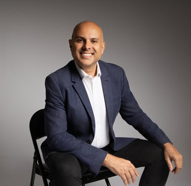 Foto profissional para LinkedIn em Barueri: homem sentado com blazer azul, retrato corporativo em es