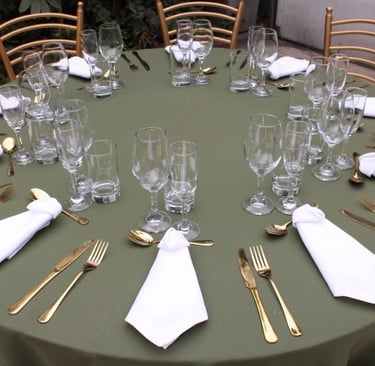 Alquiler de mesas con mantel y sillas