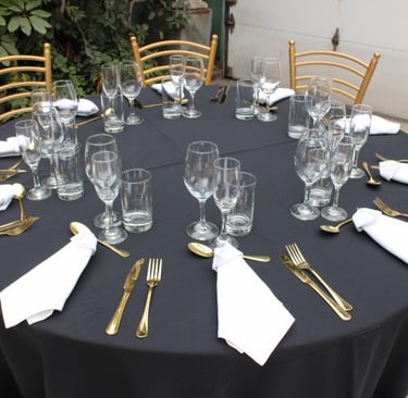 Alquiler de mesas con mantel y sillas