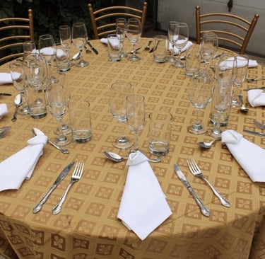 Alquiler de mesas con mantel y sillas