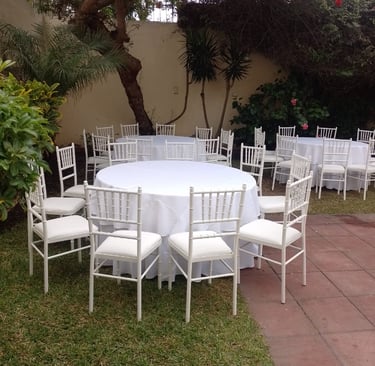 Alquiler de mesas con mantel y sillas