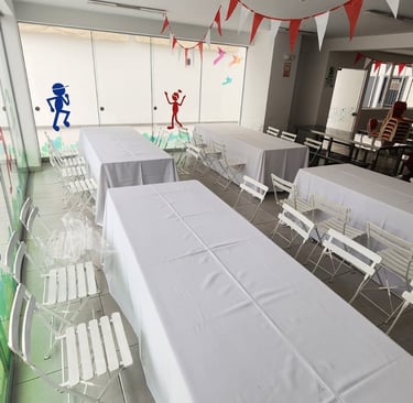 Alquiler de mesas con mantel y sillas