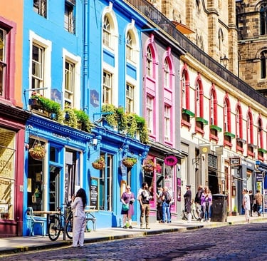 edinburgh city view, colore full houses on the street