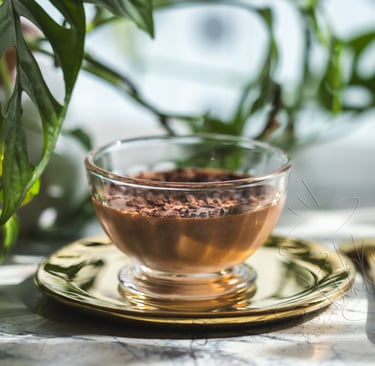 Un dessert de mousse au chocolat végétale présenté dans un verre transparent.