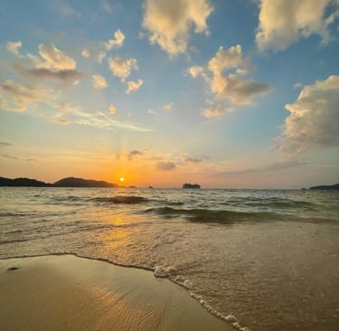 zachód słońca na plaży Phuket Tajlandia