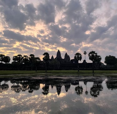 Angkor Wat i jezioro o wschodzie słońca