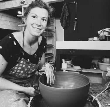 une femme en train de tourner un saladier sur un tour de poterie
