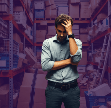 personne qui se prend la tête face au désordre dans son stock