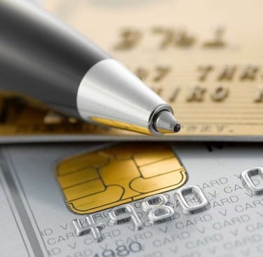 uma caneta em um cartão de crédito