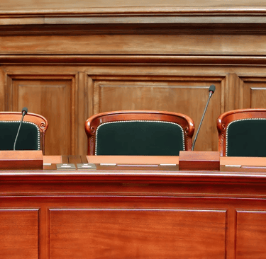 uma cena de tribunal com um banco de juiz e uma cadeira de juiz